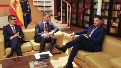 El presidente del Gobierno en funciones, Pedro Sánchez, junto al ministro de la Presidencia, Relaciones con las Cortes y Memoria Democrática, Félix Bolaños, se han reunido este miércoles con el portavoz de ERC en el Congreso, Gabriel Rufián. / EFE.
