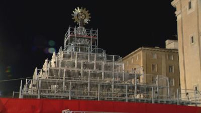 La Virgen se ha colocado sobre las 10:00 en lo alto de la estructura preparada para la Ofrenda de Flores de mañana.r en la estructura.