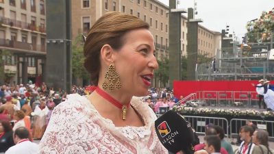 La alcaldesa, Natalia Chueca, entrevistada por Aragón TV durante la Ofrenda.