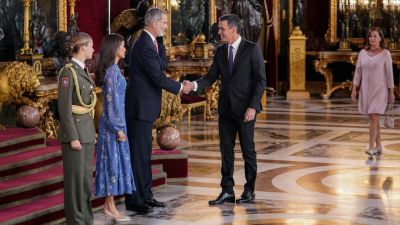 Los reyes y la princesa Leonor saludan a Pedro Sánchez en el Palacio Real.