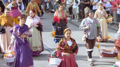 Las casas regionales desfilan desde las 11:00 por el centro de Zaragoza para llevar a la Virgen del Pilar alimentos.