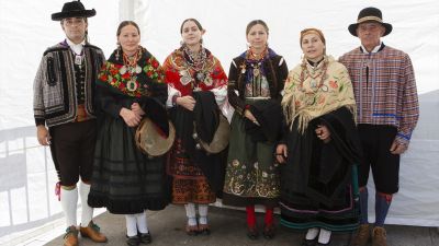 El grupo Llamas de la Ribera (León) se ha hecho con el Premio Especial del Concurso de Traje durante la Ofrenda de Flores a la virgen del Pilar en las fiestas del Pilar de Zaragoza. / DANI MARCOS.