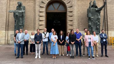 Minuto de silencio de la Corporación Municipal a las puertas del Consistorio. / Ayuntamiento de Zaragoza