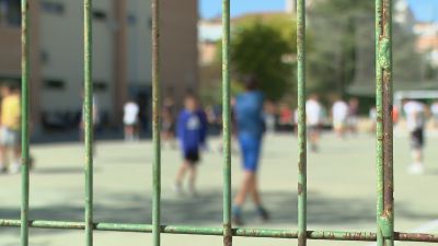 Alumnos de un colegio durante el recreo.