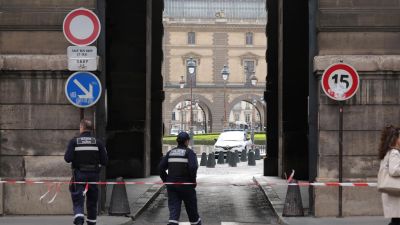 Agentes de la policía francesa, este sábado, vigilan el Museo del Louvre. | EFE
