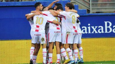 Los jugadores de la SD Huesca celebran su gol en Ipurúa.