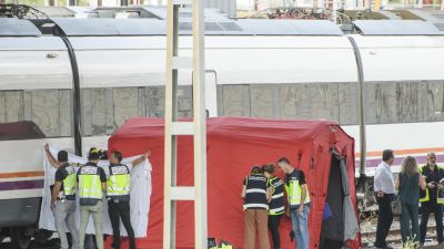 Momento en el que se produjo el levantamiento del cadáver el pasado lunes. / EFE