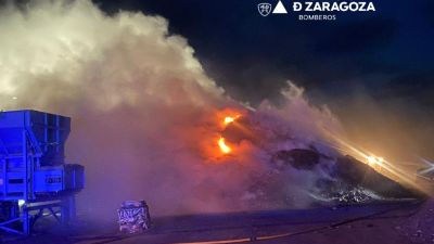 Imagen del fuego en la planta de reciclaje de vehículos de Calatayud. / Bomberos DPZ