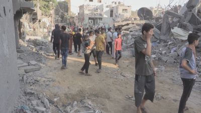 Gazatíes en las calles destrozadas de Gaza. /AFP