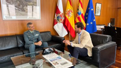 El presidente de la DPH, Isaac Claver, da a conocer el galardón al Teniente Coronel jefe de la Comandancia de la Guardia Civil de Huesca, Francisco Pulido. / DPH.