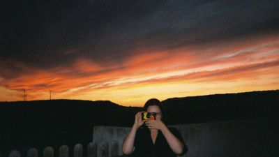 Cada vez más personas deciden volver al formato analógico, donde cada fotografía es una sorpresa. / Raquel Viedma
