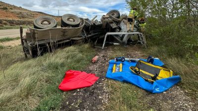 El camión accidentado en el Parque de Montalbán