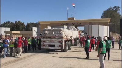 Los primeros camiones con ayuda humanitaria entran en la Franja de Gaza con la reapertura del paso de Rafah.