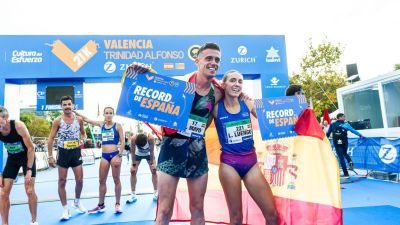 Carlos Mayo posa en mesta junto a Laura Luengo, que también ha batido el récord nacional en categoría femenina.