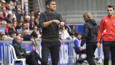 Antonio Hidalgo da instrucciones a sus jugadores durante el duelo ante el Elche.