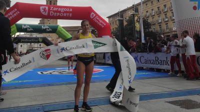 Isabel Linares celebra en la meta su victoria en la 10K Zaragoza.