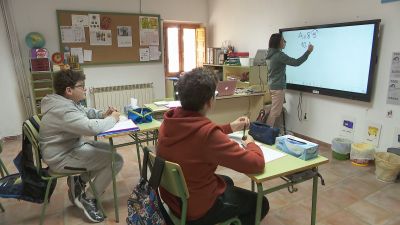 Dos alumnos en el aula del colegio de Valdelinares, en Teruel.