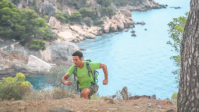 El 'rucking' o la forma de andar deprisa con una mochila con sobrepeso. / Canva