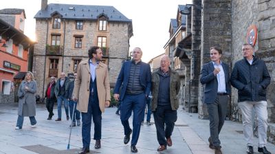 Jorge Azcón y varios consejeros del Gobierno pasean por Panticosa