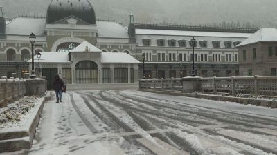 Canfran Estación ha amanecido cubierto de nieve.