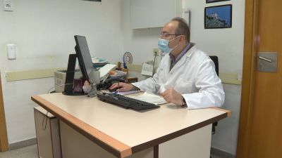Imagen de archivo de un médico en su consulta.