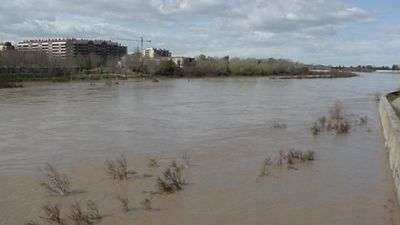 El Ebro a su paso, este lunes, por Zaragoza