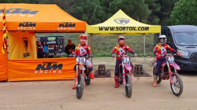 Imagen de los tres participantes aragoneses en el Nacional de motocross.