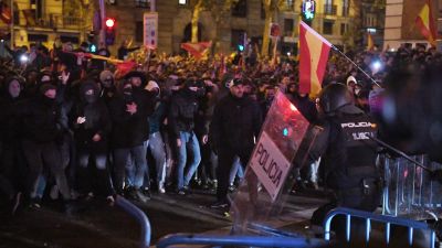 Cientos de manifestantes en la calle Ferraz. / Europa Press. Fernando Sánchez