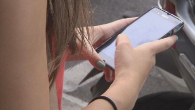 El 40% de los adolescentes pasa frente al móvil más de ocho horas diarias.