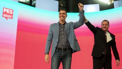 El lider del PSOE y presidente en funciones de España, Pedro Sánchez, con el presidente de los Socialistas Europeos Stefan Löfven, en el Congreso Europeo Socialista. / EFE.