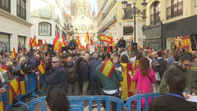 En Zaragoza, la concentración ha comenzado con la calle Alfonso I abarrotada y entre banderas de España.