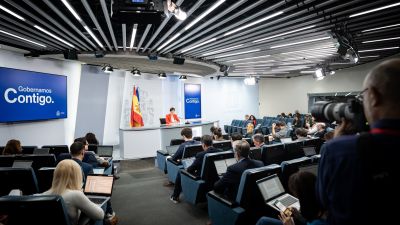 La ministra Portavoz y de Política Territorial en funciones, Isabel Rodríguez, este martes durante una rueda de prensa posterior a la reunión del Consejo de Ministros, en el Palacio de la Moncloa. / Europa Press.