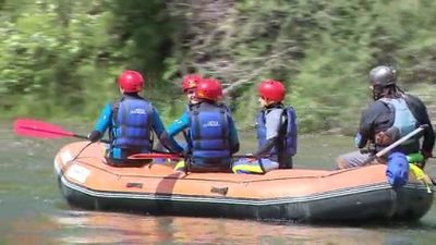 Unos turistas hacen rafting en la provincia de Huesca.