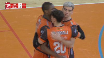 Los jugadores del Pamesa Teruel Voleibol tras un punto