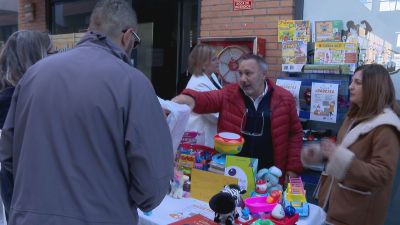 Recogida de juguetes solidaria en los Porches del Audiorama, en Zaragoza.