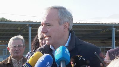Jorge Azcón, este lunes, atendiendo a los medios en Tarazona.