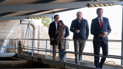El presidente del Gobierno de Aragón, Jorge Azcón, visita la estación de agua potable de Tarazona (Zaragoza). / Fabián Simón