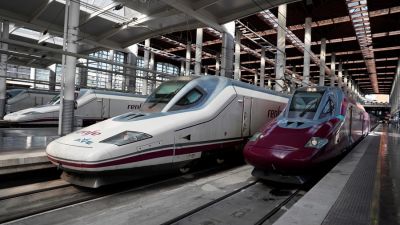 Vista de un tren AVE (izq) junto al tren (d) del nuevo servicio de alta velocidad de bajo coste Avlo, de Renfe, en la estación de Madrid Atocha. EFE/Mariscal