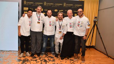 El chef aragonés Toño Rodríguez (segundo por la derecha), junto al resto de finalistas. / Mejor Cocinero