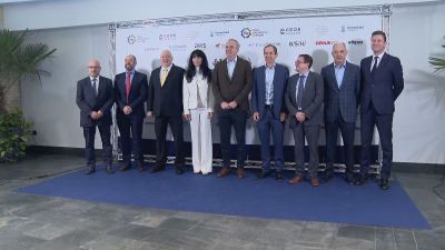 Jorge Azcón, junto a algunos de los participantes en este foro sobre energías renovables.