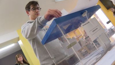 Un joven deposita su voto en Monroyo.