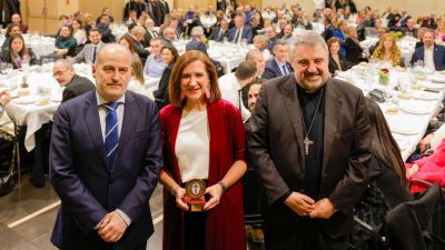 La Junta de Cofradías ha entregado su medalla de oro a Sara Fernández. | Chus Marchador