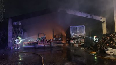 Varios efectivos trabajan en la nave agrícola calcinada. / DPH