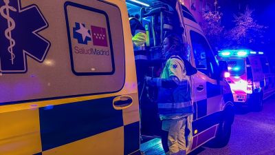 Trasladan al hospital a una mujer en estado grave tras ser estrangulada por su pareja en Puente de Vallecas (Madrid). / Emergencias 112.