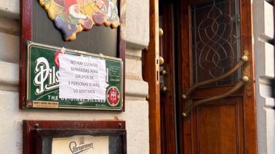 Un establecimiento en Zaragoza advierte a la entrada que no permite dividir la cuenta de los grupos a la hora de pagar.