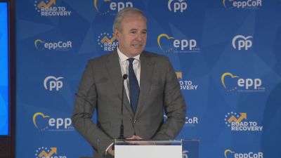 Jorge Azcón, durante su intervención en las jornadas del PPE, en Barcelona.