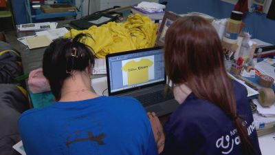 Dos personas trabajando en uno de los centros de la Fundación Adunare.