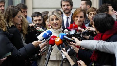La ministra de Trabajo Yolanda Díaz realiza declaraciones ante medios de comunicación a su llegada este miércoles a la solemne apertura de la XV Legislatura. / EFE.