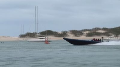 Imagen de la narcolancha desde la que los migrantes han sido obligados a saltar al agua. / EFE