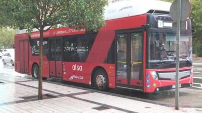 Uno de los autobuses urbanos que conecta el centro de la ciudad con el aeropuerto de Zaragoza.